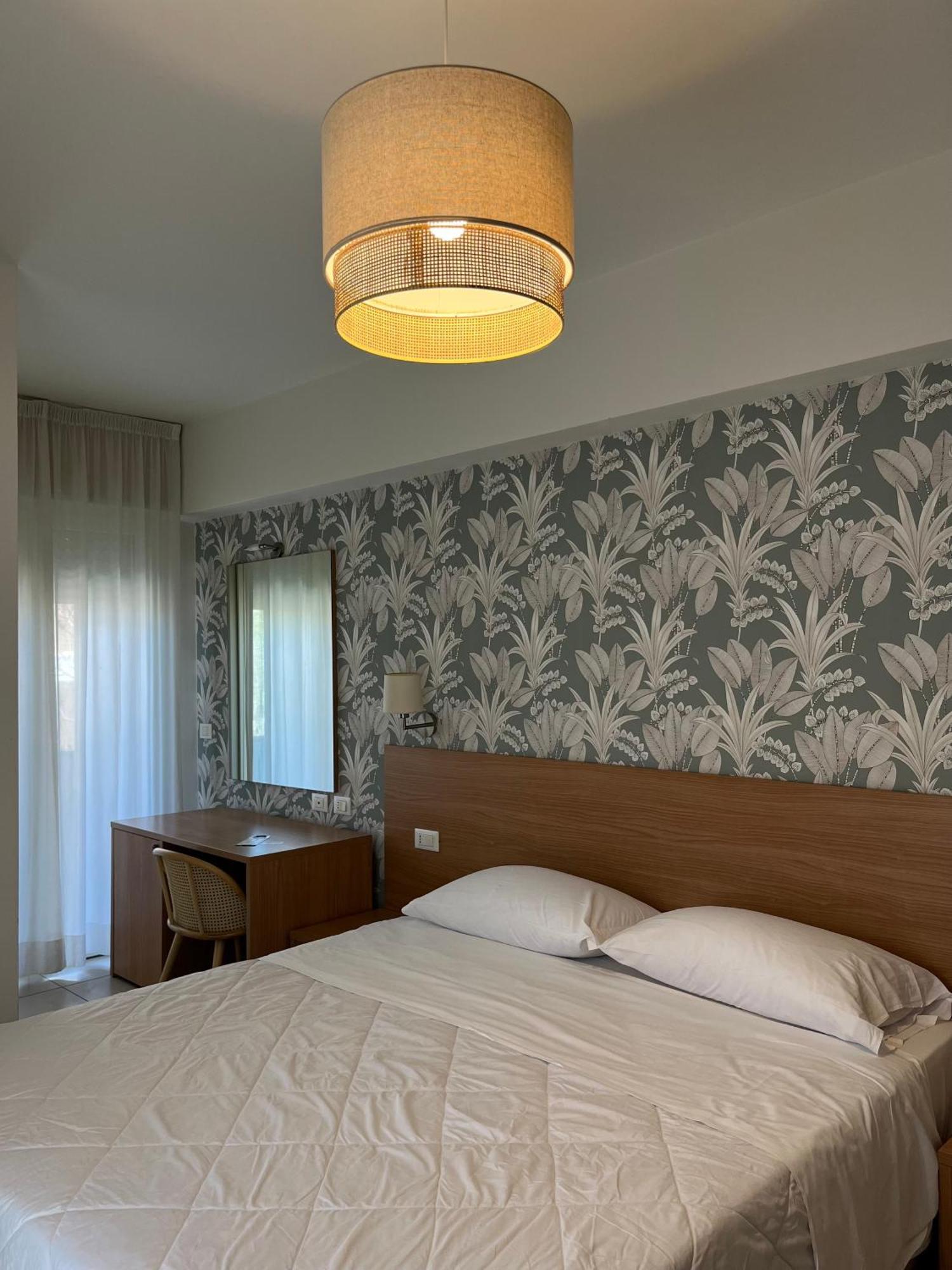 Hotel Majorca Sul Mare In Centro A Річчоне Екстер'єр фото